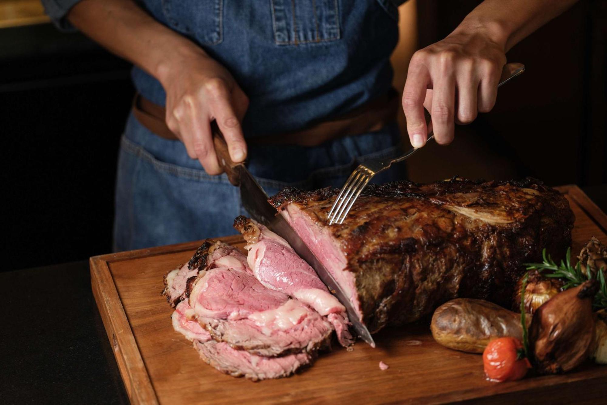 Hyatt Centric Kanazawa Eksteriør billede Slicing a roast
