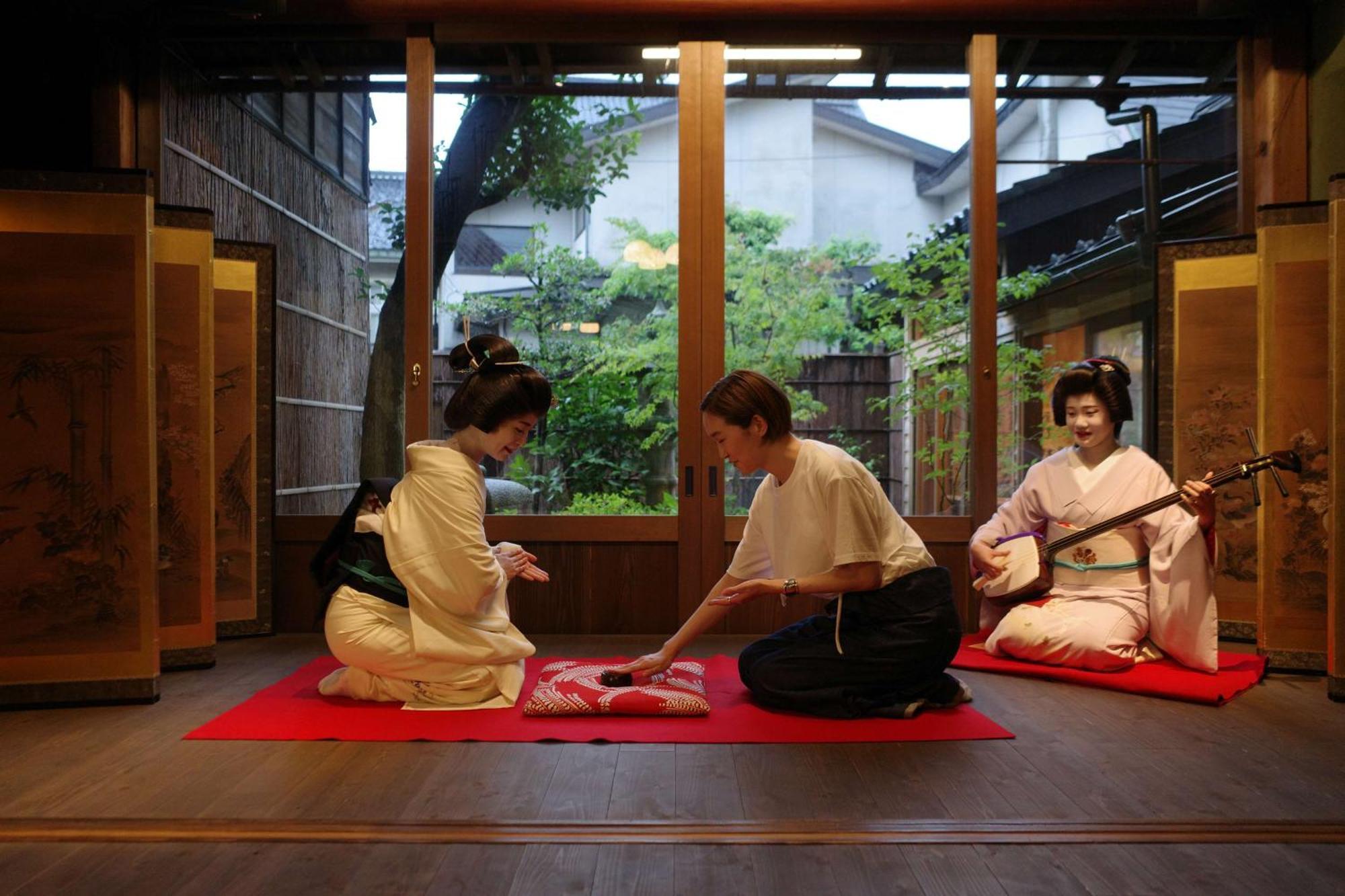 Hyatt Centric Kanazawa Eksteriør billede A scene from a traditional Japanese shamisen performance
